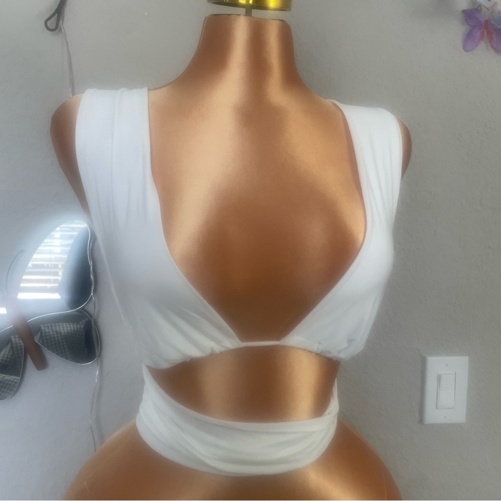 WinWin White Cut-Out Crop Top